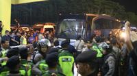 Aremania mengerebuti bus Arema menjelang final Piala Presiden 2019, Jumat (12/4/2019) di Stadion Kanjuruhan, Kabupaten Malang. (Bola.com/Aditya Wany)