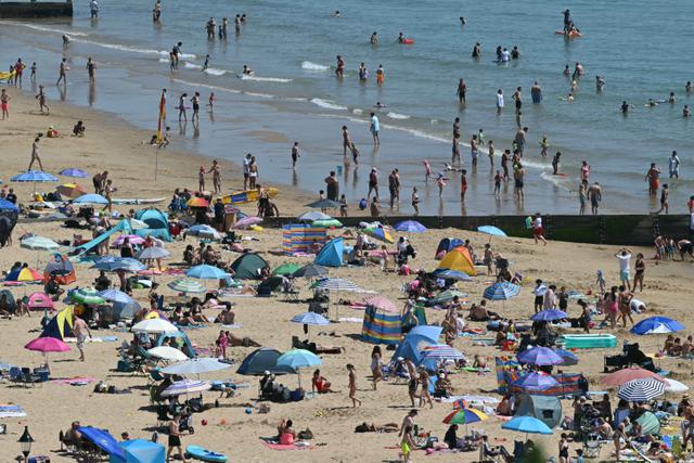 Diterjang Gelombang Panas Ekstrem, Warga Inggris Padati Pantai Bournemouth