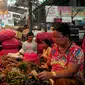 Aktifitas para pedagang bawang di Pasar Induk Kramat Jati, Jakarta, Jumat (19/6/2015). Bawang merah mengalami kenaikan dari harga Rp 20 ribu/kg saat ini mencapai Rp 22 ribu hingga 25 ribu/kg. (Liputan6.com/Yoppy Renato)