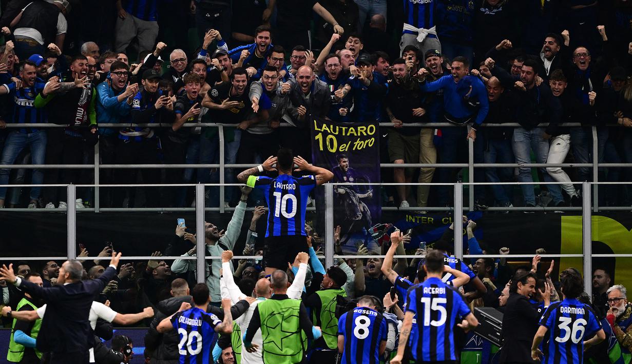 Selebrasi striker Inter Milan, Lautaro Martinez (atas) setelah mencetak gol ke gawang AC Milan pada laga leg kedua semifinal Liga Champions 2022/2023 di San Siro Stadium, Milan (16/5/2023). Lautaro Martinez tercatat telah mencetak 3 gol dan 3 assist dari total 12 laga bagi Inter Milan hingga babak semifinal. Gol terakhirnya dicetak saat Inter Milan menang 1-0 atas AC Milan pada leg kedua semifinal, 16 Mei 2023. (AFP/Marco Bertorello)