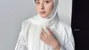 Kecantikan dari Margin Wieheerm memang rasanya tak lekang oleh waktu. Di sini, Margin tampil dengan outfit serba putih yang memesona, dipadu hijab, memamerkan paras Pakistannya yang luar biasa cantik. [Foto: Instagram/marginw]