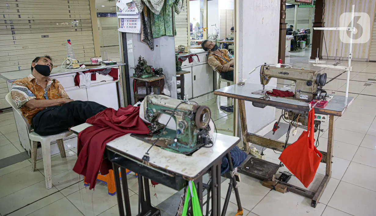 Penjahit tertidur di Pasar Mayestik, Jakarta, Selasa (11/5/2021). Menjelang Lebaran, pesanan jahitan turun sebesar 50 persen akibat pandemi COVID-19 serta larangan pemerintah terkait mudik luar kota dan mudik lokal. (Liputan6.com/Faizal Fanani)