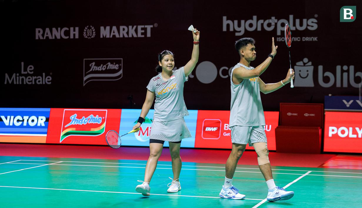 Pasangan ganda campuran Indonesia, Jafar Hidayatullah/Felisha Pasaribu merayakan kemenangan atas wakil Korea Selatan, Kim Jae Hyeon/Jang Ha Jeong dalam babak 32 besar Indonesia Open 2026 di Istora Senayan, Jakarta, Rabu (03/06/2026). (Bola.com/Bagaskara Lazuardi)