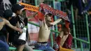 Aksi The Jakmania saat mendukung Persija Jakarta melawan Perseru Serui pada laga Liga 1 2017 di Stadion Patriot, Bekasi, Selasa (13/6/2017). Persija menang 3-0. (Bola.com/Nicklas Hanoatubun)