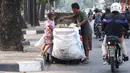 Seorang anak mengumpulkan sampah plastik di Jakarta, Rabu (12/9). Kesuksesan pemerintah Indonesia mengurangi pekerja anak tidak lepas dari keberhasilan program perlindungan sosial. (Liputan6.com/Immanuel Antonius)
