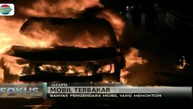 Kebakaran hebat terjadi pada mobil sedan yang sedang melintas di tol dalam kota, Jakarta, pada Selasa (8/8) dinihari.