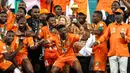 Presiden Pantai Gading Alassane Ouattara (tengah) mengangkat trofi Piala Afrika di podium setelah Les Elephants memenangkan pertandingan sepak bola final Piala Afrika (CAN) melawan Nigeria di Stadion Olimpiade Alassane Ouattara, Ebimpe, Abidjan pada 11 Februari 2024. (FRANCK FIFE/AFP)