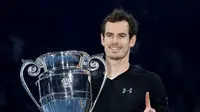 Andy Murray menjuarai ATP World Tour Finals 2016 setelah mengalahkan juara lima kali, Novak Djokovic, di O2 Arena, London, Senin (21/11/2016) WIB. (Reuters/Paul Childs)