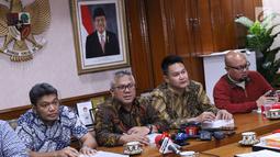 Ketua KPU Pusat, Arief Budiman (kedua kiri) memberi keterangan usai menggelar pertemuan dengan sejumlah pakar hukum di Gedung KPU Pusat, Jakarta, Rabu (14/11). Pertemuan membahas pelaksanaan putusan MA No 65P/HUM/2018. (Liputan6.com/Helmi Fithriansyah)
