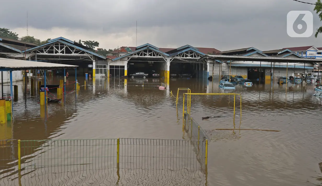 Kondisi Pool Blue Bird yang terendam banjir di kawasan Kramat Jati, Jakarta, Selasa (25/2/2020). Meluapnya Kali Cipinang membuat Pool Taksi Blue Bird yang berada tepat di samping kali ikut terdampak banjir. (Liputan6.com/Herman Zakharia)