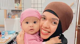 Lenggogeni Faruk dari keluarga Gen Halilintar saat bersama cucunya, Ameena Hanna Nur Atta, putri dari Atta Halilintar dan Aurel Hermansyah. (Instagram @genifaruk)