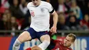 Pemain Inggris, Declan Rice berebut bola dengan pemain Republik Ceko, Ceko Matej Vydra selama pertandingan grup A babak kualifikasi Euro 2020 di stadion Wembley di London (22/3). Inggris menang telak atas Ceko 5-0. (AP Photo/Tim Irlandia)
