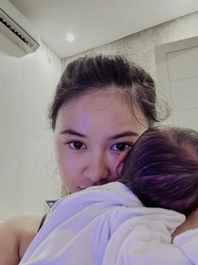 6 Potret Adinda Azani Momong Anak, Pasang Spinner di Dahi Agar Tak Rewel