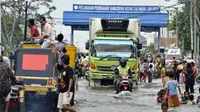 Suasana di pintu masuk pelabuhan perikanan Samudera Nizam Zachman, Muara Baru yang tergenang banjir rob, Jakarta Utara.(Antara)