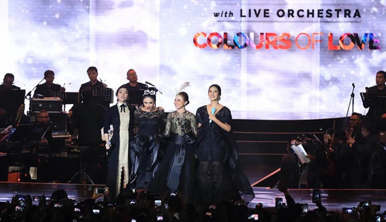 Konser Ayat-Ayat Cinta in Concert Colour of Love digelar di Jakarta Convention Center, Senayan, Jakarta Pusat, Rabu (20/12/2017) malam. Konser berlangsung sukses dan meriah. (Deki Prayoga/Bintang.com)