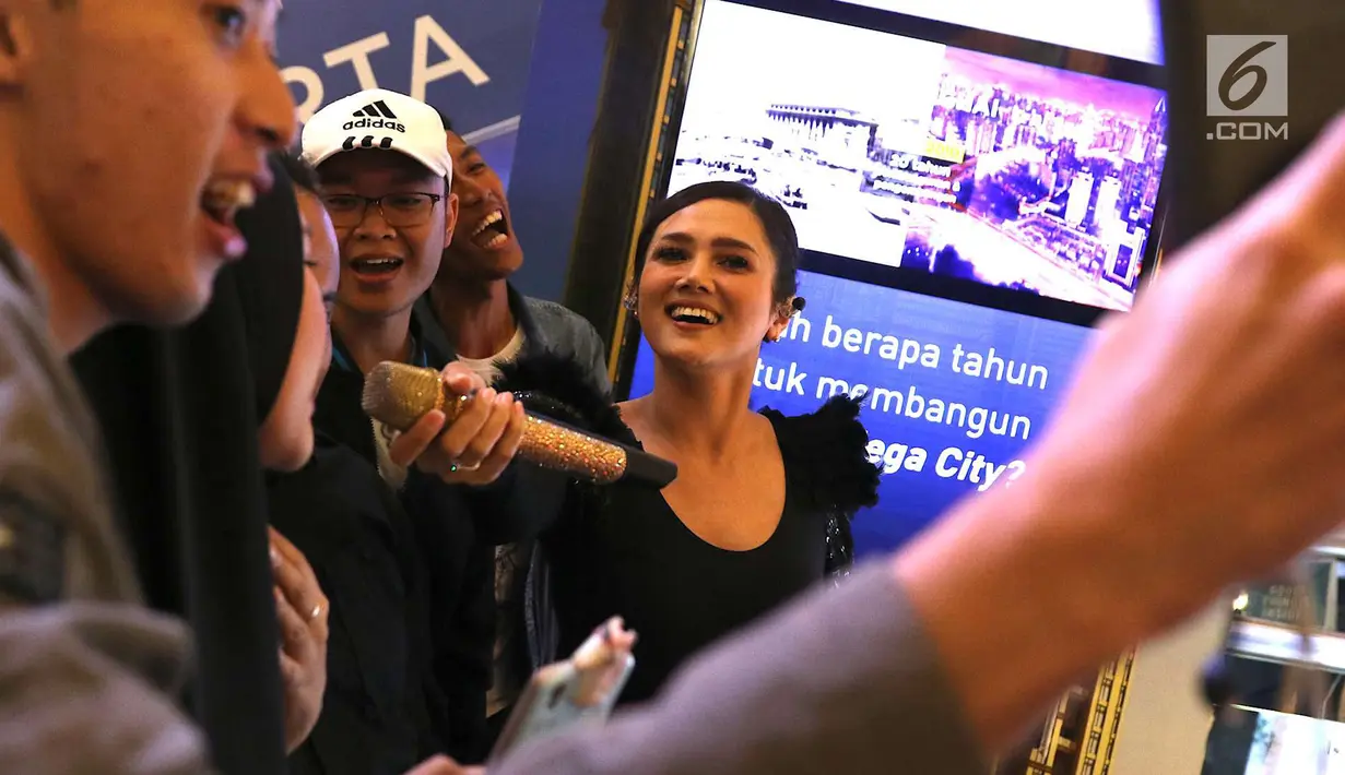 Penampilan Mulan Jameela saat peluncuran album solonya berjudul 99 Vol 2 “Patience”, Jakarta, Rabu (2/5). Album tersebut terdiri dari tujuh lagu yang menawarkan warna musik electronic dance music. (Liputan6.com/Immanuel Antonius)