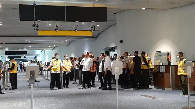 Presiden Jokowi memantau langsung penanganan dan pencegahan penyebaran virus corona atau Covid-19 di Bandara Soetta.