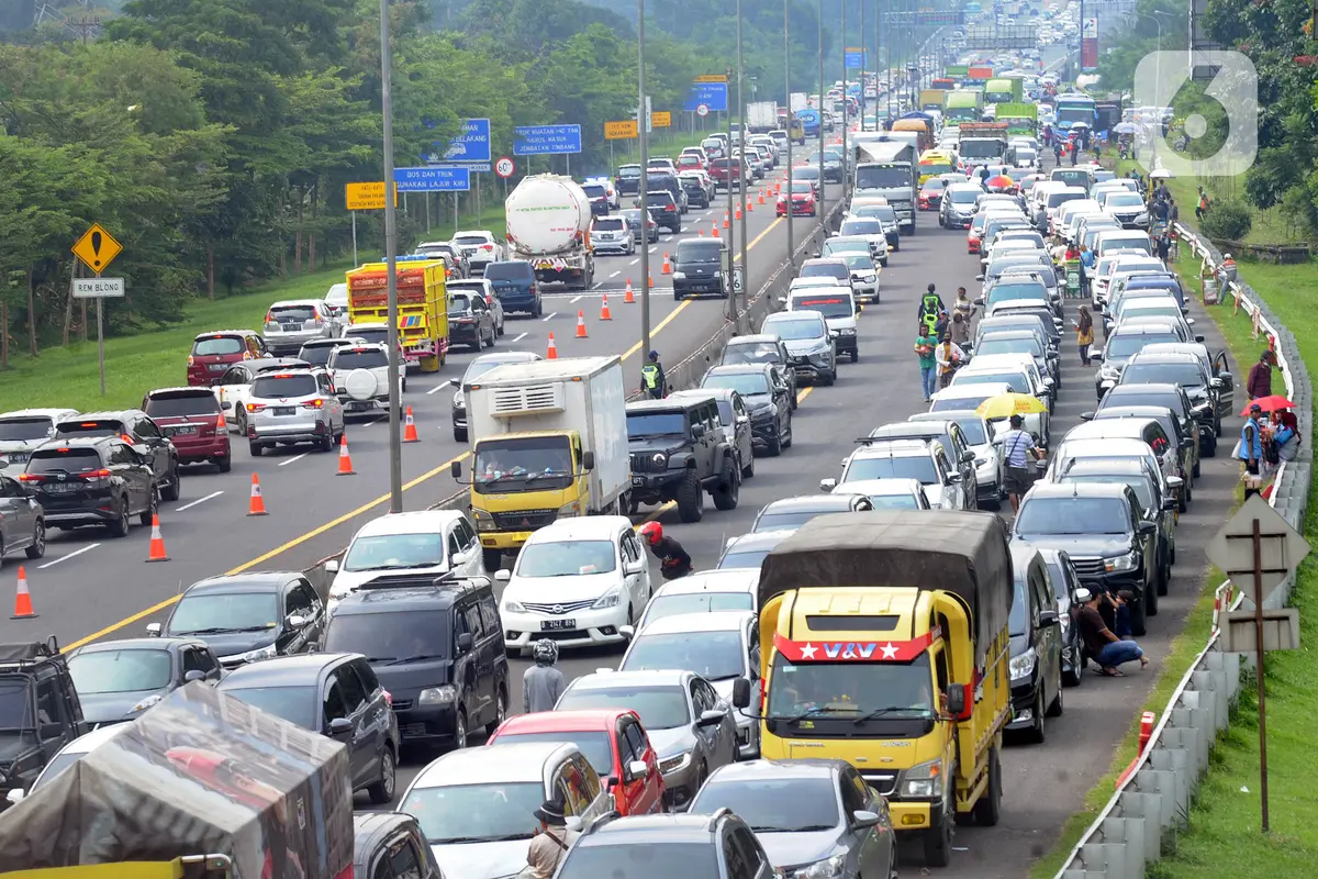 FOTO: Libur Panjang, Lalu Lintas Menuju Puncak Macet