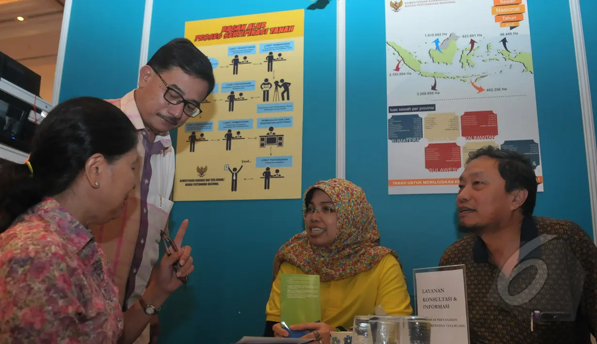 Menteri Agraria dan Tata Ruang Ferry Mursyidan Baldan mengunjungi salah satu stand saat meninjau pameran Agrinex Expo ke-9 di JCC, Jakarta, Sabtu (21/3/2015). (Liputan6.com/Johan Tallo)
