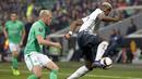 Paul Pogba (kanan) menjadi salah satu andalan untuk membongkar pertahanan lawan Saint-Etienne pada leg kedua babak 32 besar Liga Europa di Geoffroy Guichard stadium, Saint-Etienne, (22/2/2017).  MU menang 1-0. (AP/Laurent Cipria
