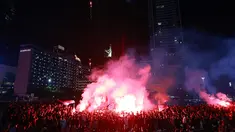 Ribuan suporter berkumpul di salah satu lanskap ibu kota Jakarta, yakni Monumen Selamat Datang atau yang lebih dikenal sebagai Bundaran Hotel Indonesia (HI), Selasa (16/5/2023). Kedatangan mereka untuk merayakan keberhasilan Timnas Indonesia U-22 meraih medali emas SEA Games 2023 setelah mengalahkan Thailand dengan skor 5-2. (Bola.com/M Iqbal Ichsan)