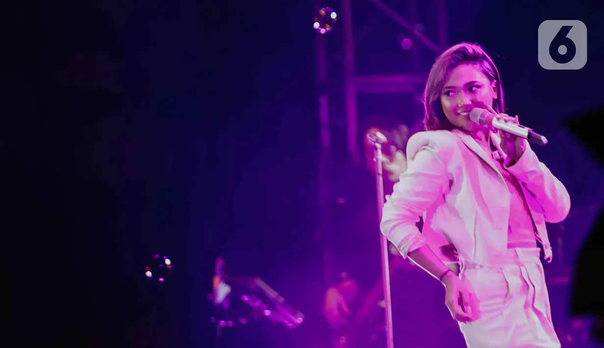 Aksi panggung Marion Jola saat tampil dalam festival musik Love Fest 2020 di Istora Senayan, Jakarta, Sabtu (22/2/2020). Dalam penampilannya Marion membawakan sejumlah lagu hitsnya seperti tak ingin pisah lagi, rayu, favorite sin. (Liputan6.com/Faizal Fanani)