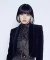 Gaya rambut pendek bob dengan variasi warna two tone dapat memberikan kesan berbeda pada penampilanmu. (Instagram @lalalalisa_m)