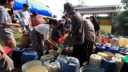 Warga antre mendapatkan bantuan air bersih dari Keluarga Besar Masyarakat Banten di Desa Ridomanah, Cibarusah, Bekasi, Jawa Barat, Rabu (3/7/2019). Krisis air akibat musim kemarau tersebut  menyebabkan warga mengalami kesulitan air untuk memenuhi kebutuhan sehari-hari. (merdeka.com/Arie Basuki)