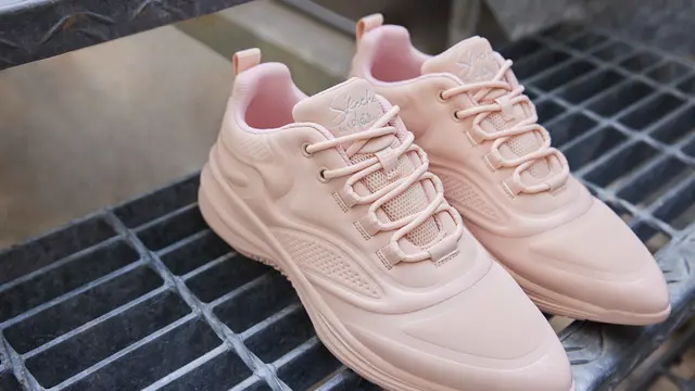 Salah satu koleksi Ashley Park dengan Skechers