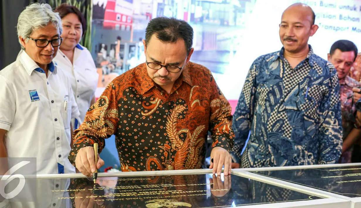 Menteri ESDM Sudirman Said menandatangani prasasti saat peresmian pengoperasian jaringan distribusi gas bumi (jargas) untuk rumah tangga di Desa Jaya Mukti, Cikarang, Bekasi, Kamis (3/3/2016). (Liputan6.com/Yoppy Renato)