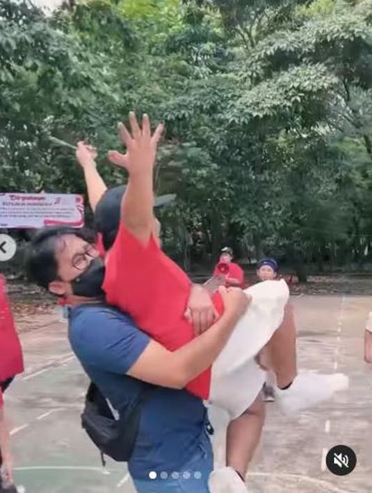 Lihat kebahagiaan Ayus dan putranya saat mengikuti lomba. Sampai-sampai, pria yang diduga selingkuh dengan Nissa Sabyan ini mengangkat putranya. (Foto: Instagram/@ririe_fairus)