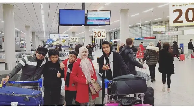 Jarang Tersorot, Ini 7 Potret Ian Kasela Bersama Keluarga