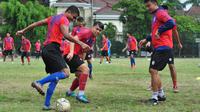 Arema berlatih di lapangan bagian luar Stadion Gajayana Malang, Selasa (19/11/2019). (Bola.com/Iwan Setiawan)