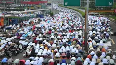 Ribuan warga Jakarta tampak melakukan sujud saat menjalankan Salat Idul Fitri di kawasan Senen, Jakarta Pusat (Liputan6.com/Johan Tallo)