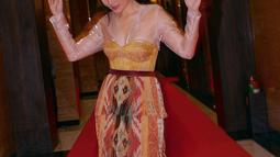 Berpose ala melakukan tarian tradisional, pemain film Cahaya Cinta Pesantren ini mengenakan gaun perpaduan gaya modern dan tradisional. Febby mengenakan rok dengan gaya motif tenun kain Nusantara. (Liputan6.com/IG/@febbyrastanty).