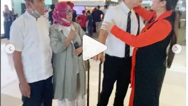Fitri Carlina lepas kepergian suami ke negara Timur Tengah, bekerja di maskapai Oman Air (Foto: Instagram fitricarlina)