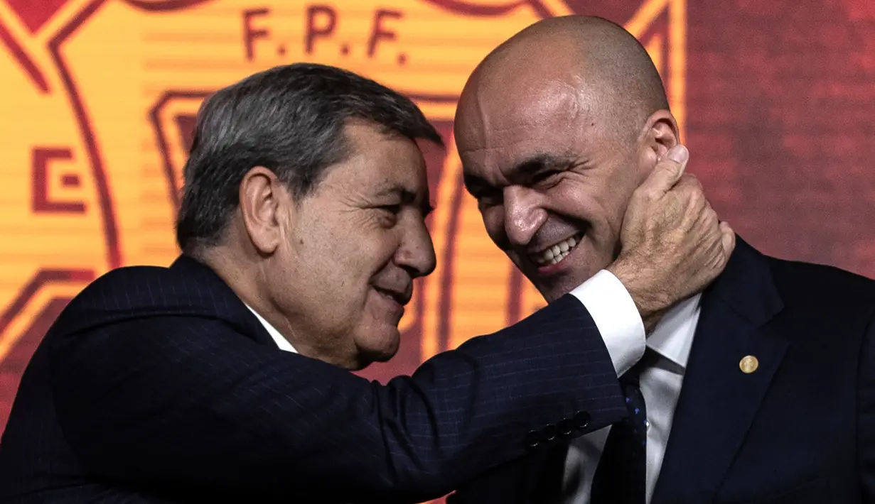 FPF selaku Federasi sepak bola Portugal berharap banyak kepada sosok pelatih berumur 49 tahun tersebut. Namun di level internasional, prestasi Roberto Martinez bisa dikatakan kurang mentereng. Prestasi terbaiknya sejak menangani timnas Belgia yaitu menjadi peringkat tiga di Piala Dunia 2018 silam. (AFP/Carlos Costa)