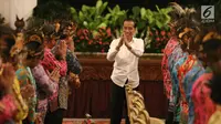 Presiden Joko Widodo atau Jokowi menyapa para tokoh Papua saat mengadakan pertemuan di Istana Negara, Jakarta, Selasa (10/9/2019). Jokowi mengundang 61 tokoh asal Papua dan Papua Barat untuk membicarakan masalah percepatan kesejahteraan di Tanah Papua. (Liputan6.com/Angga Yuniar)