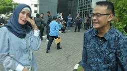 Inneke Koesherawati berbincang dengan suaminya Fahmi Darmawansyah usai membaca Nota Pemebelaan di Pengadilan Tipikor, Jakarta, Senin  (15/5). (Liputan6.com/Helmi Afandi)