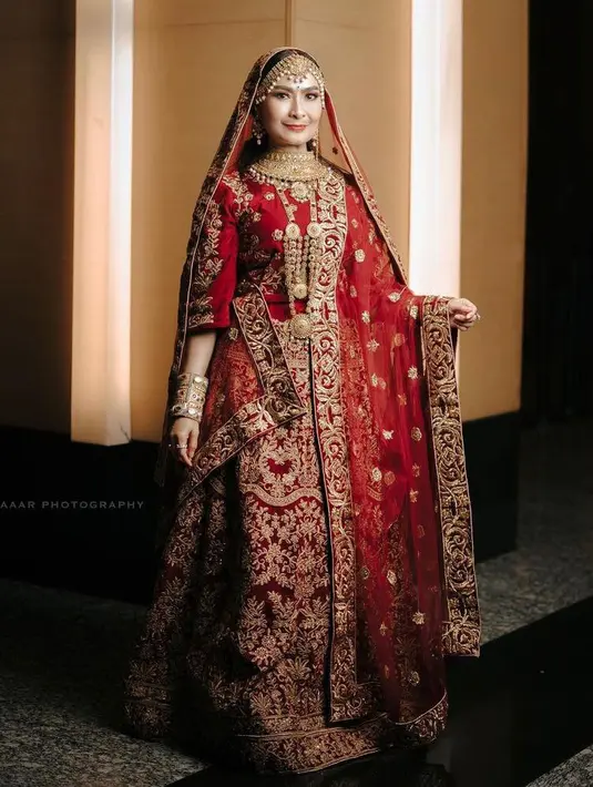 <p>Seperti inilah penampilan penyanyi dangdut itu berbalut busana khas India nuansa merah dan emas. (Instagram/isdadahlia).</p>