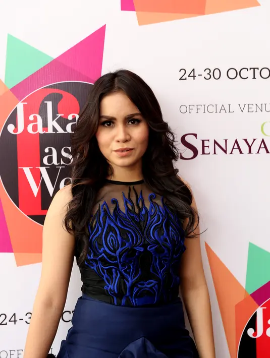 Momo Geisha mengaku jika dirinya senang dengan gaya busana ‘girly-girly tomboy’  ala dirinya. Karena meski Momo kerap kali tampil mengenakan sepatu hak tinggi, bahasa tubuhnya tetap memperlihatkan sisi tomboy Momo. (Andy Masela/Bintang.com)