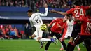 Bertanding di depan publik sendiri, Osasuna langsung menunjukkan keberanian tampil menekan pemuncak klasemen, Real Madrid. Tampak dalam foto, penyerang Real Madrid asal Prancis, Kylian Mbappe (kiri) saat berebut bola dengan gelandang Osasuna asal Spanyol, Lucas Torro Marset selama pertandingan pekan ke-25 La Liga 2025/2026 di Stadion El Sadar, Pamplona pada Sabtu 21 Februari 2026 waktu setempat atau Minggu (22/2/2026) dini hari WIB. (ANDER GILLENEA/AFP)