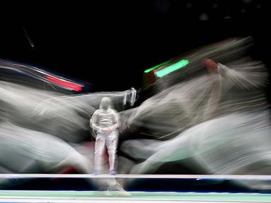 Atlet Anggar asal Italia Luca Curatoli (kiri) bertanding melawan Iulian Teodosiu dari Rumania dalam kualifikasi men's sabre individual  Olimpiade Tokyo 2020 di Makuhari Messe Hall, Prefektur Chiba, Jepang, Sabtu (24/7/2021). (Foto: AFP/Mohd Rasfan)