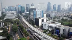 Proyek pembangunan Light Rail Transit (LRT) Jabodebek terlihat di Jalan Kuningan, Jakarta, Jumat (11/10/2019). Jalur yang akan menghubungkan Jakarta, Bogor, Depok, dan Bekasi tersebut ditargetkan akan rampung pada tahun 2021. (merdeka.com/Dwi Narwoko)