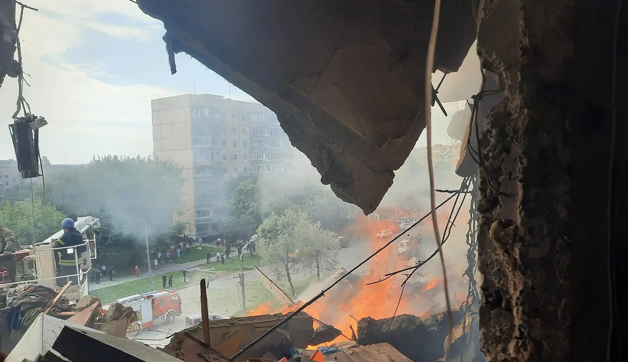 Salah satu dari dua rudal menghancurkan bagian dari gedung apartemen antara lantai empat dan sembilan, kata Menteri Dalam Negeri Ihor Klymenko. (AFP/Ukrainian Emergency Service)