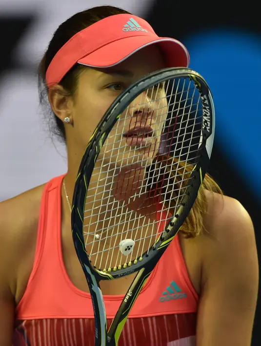 Petenis putri asal Serbia, Ana Ivanovic terlihat fokus saat bertanding melawan petenis asal Australia Tammi Patterson di Australia Open 2016 di Melbourne (19/1/2016). (AFP PHOTO/SAEED KHAN)