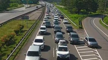 Info Arus Balik 2022: Puluhan Ribu Kendaraan Roda Empat Padati Tol Palikanci Cirebon