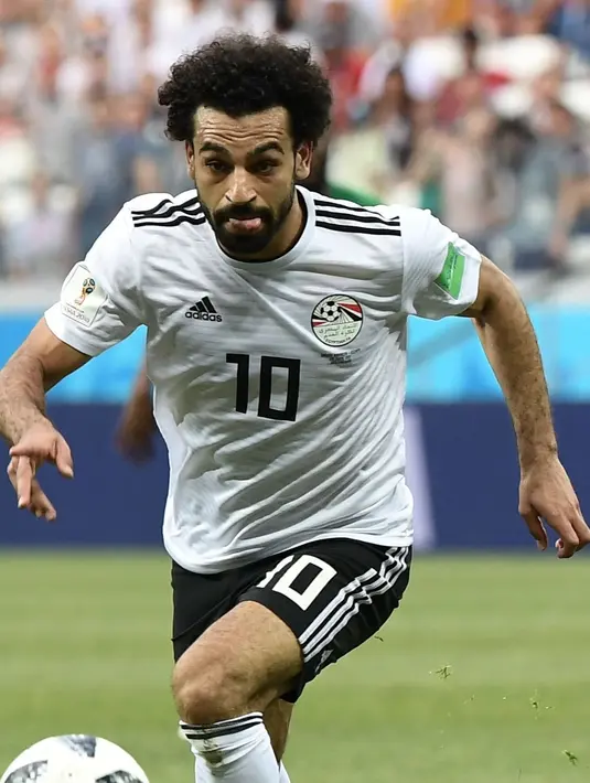 4. Mohamed Salah - Tampil superior bersama Liverpol musim lalu dan berhasil membawa negeri Firaun ke pentas Piala Dunia 2018. Itu lah yang membuat Real Madrid semakin penasaran dengan pemain kidal tersebut. (AFP/Nicolas As fauri)