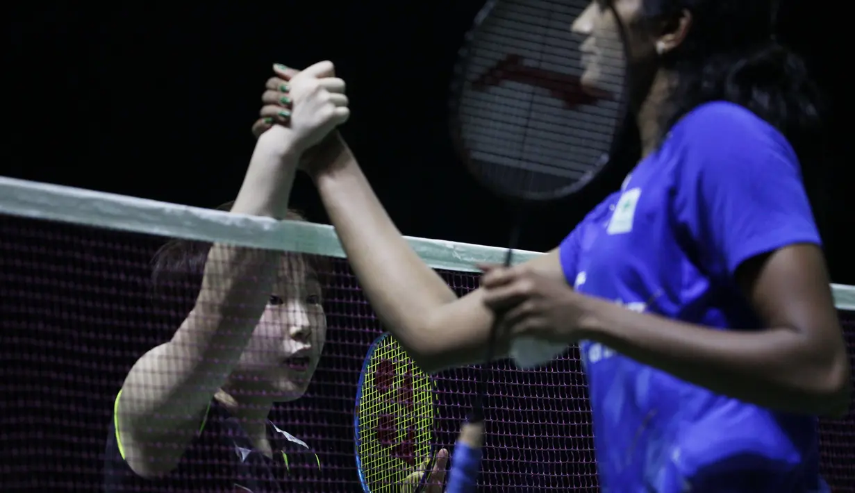 Tunggal putri Jepang, Akane Yamaguchi, berhasil mengalahkan Pusarla Sindhu pada Indonesia Open 2019 di Istora Senayan, Minggu (21/7). Akane menang 21-16 dan 21-18 dari Pusarla. (Bola.com/Vitalis Yogi Trisna)