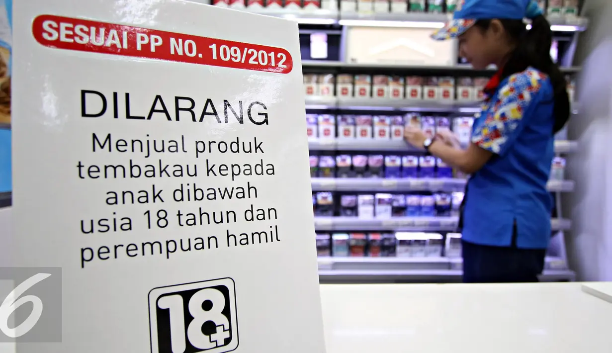 Spanduk program pencegahan akses pembelian rokok terlihat di gerai Indomaret, Jakarta, Selasa (3/11). Program untuk meningkatkan kesadaran masyarakat akan pelarangan pembelian produk tembakau oleh anak di bawah 18 tahun. (Liputan6.com/Immanuel Antonius)